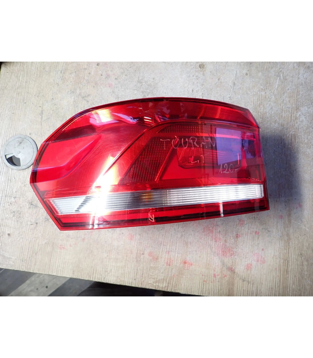 VOLKSWAGEN TOURAN 5TA LAMPA PRAWY TYŁ W BŁOTNIK 5TA945095A