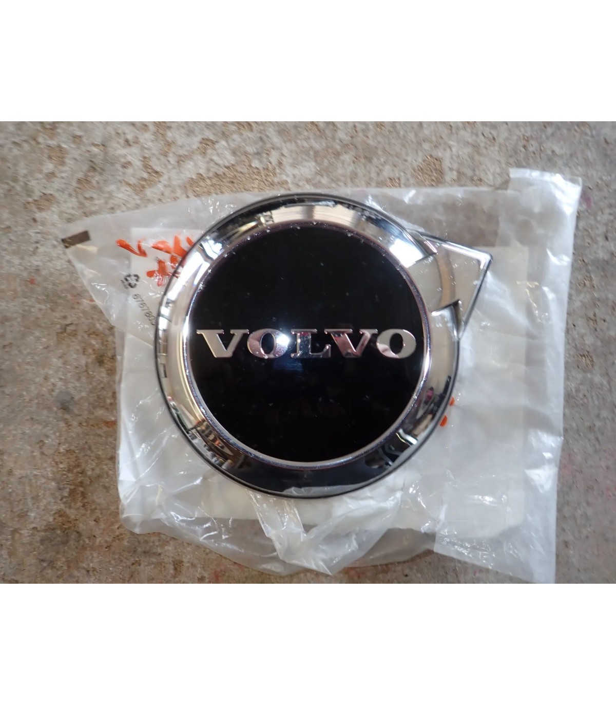 Volvo XC 60 II Lift Emblemat Znaczek