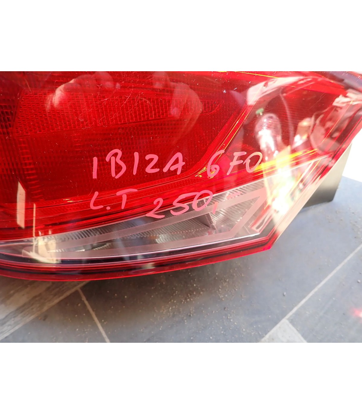 SEAT IBIZA V 6F0 LAMPA LEWY TYŁ EUROPA