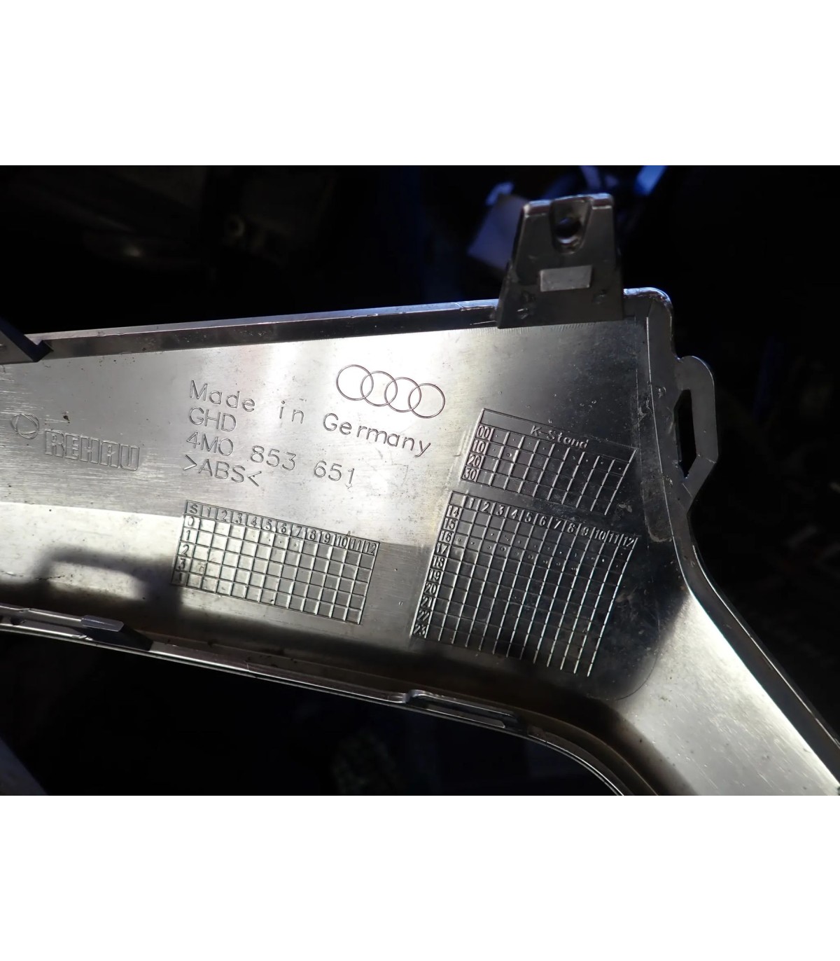 AUDI Q7 LIFT 4M0853651 RAMKA GRILLA