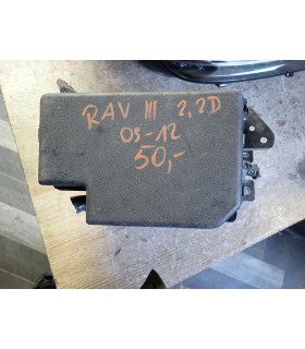 TOYOTA RAV4 III LIFT 2.2 D4D SKRZYNKA BEZPIECZNIKÓW 9-12