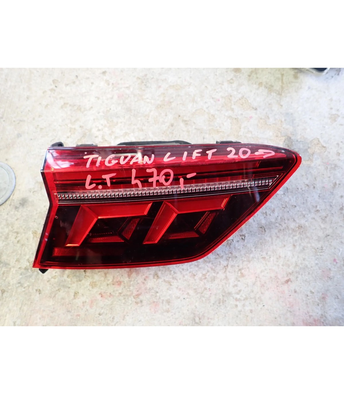 Volkswagen Tiguan II Lift lampa lewy tył