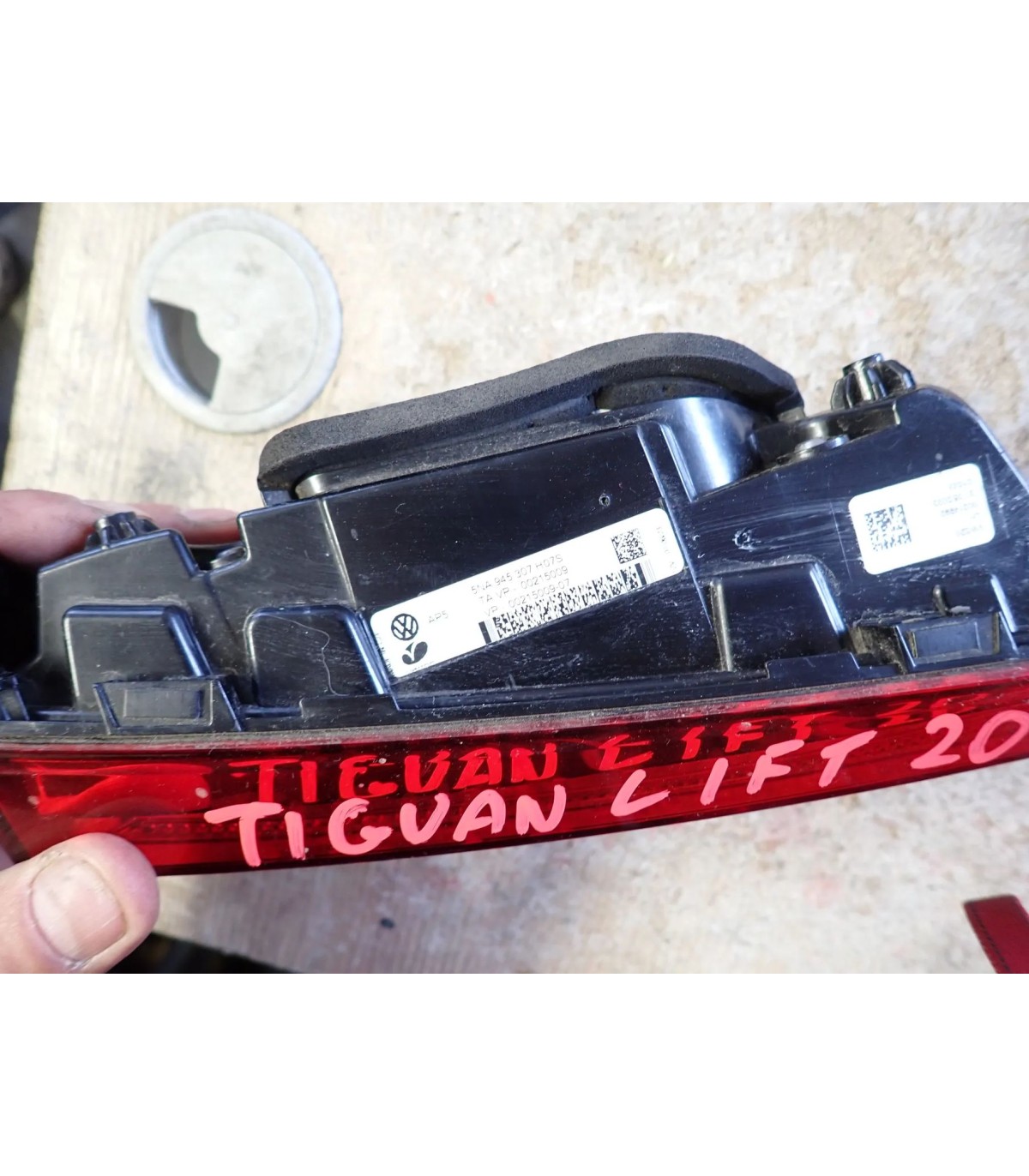 Volkswagen Tiguan II Lift lampa lewy tył