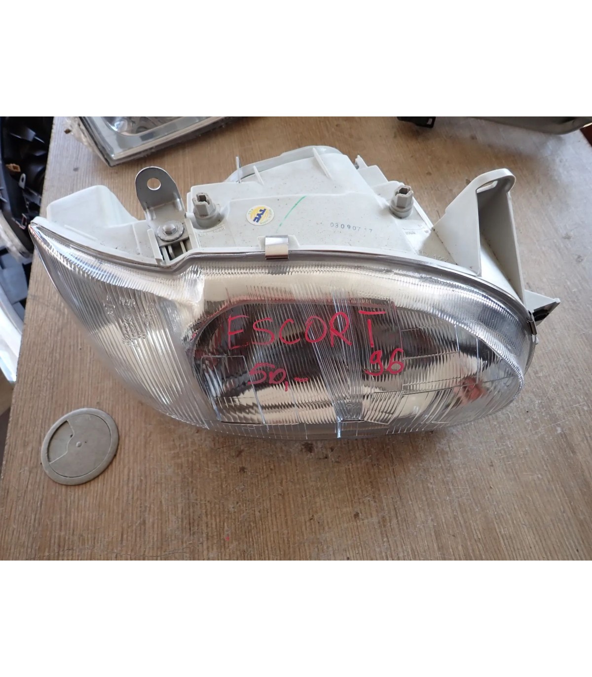 FORD ESCORT 96- LAMPA PRAWY PRZÓD EUROPA NOWA