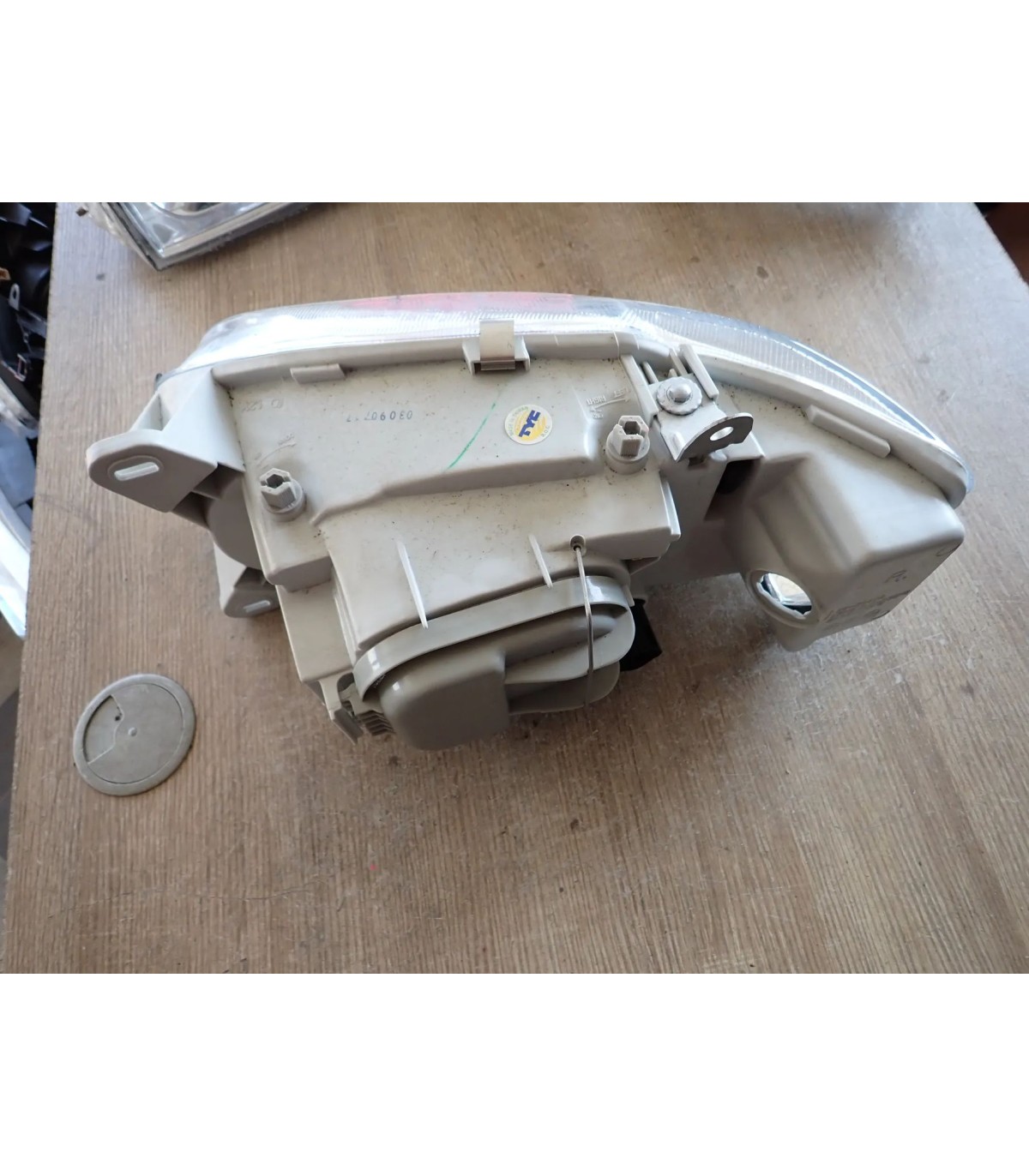 FORD ESCORT 96- LAMPA PRAWY PRZÓD EUROPA NOWA
