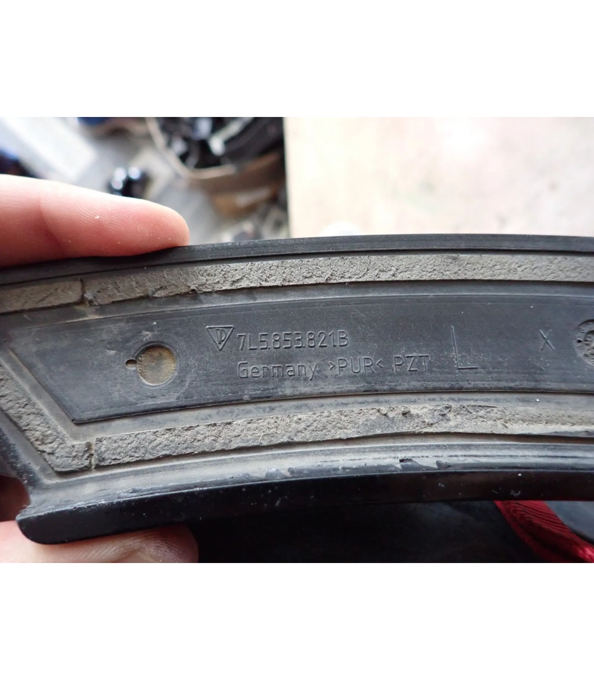 PORSCHE CAYENNE 7L LISTWA BŁOTNIKA LEWA 7L5853821B