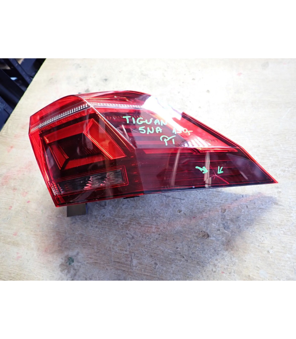 VOLKSWAGEN TIGUAN 5NA LAMPA PRAWY TYŁ 5NA945208M