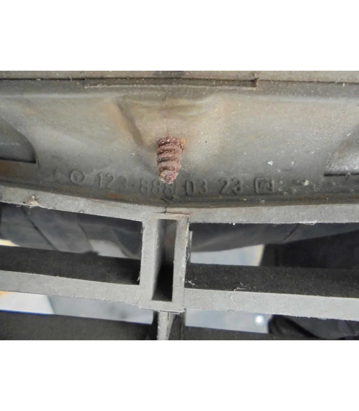 MERCEDES W123 ATRAPA GRILL 1238880323