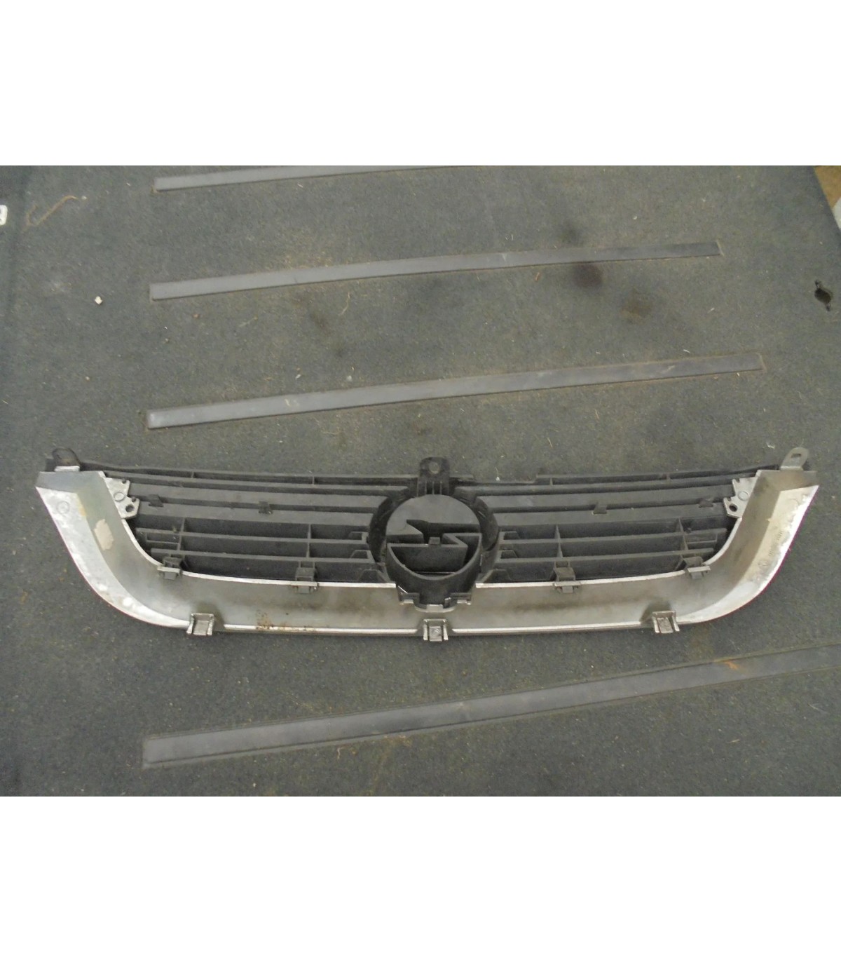 OPEL VECTRA B ATRAPA GRILL 90505722