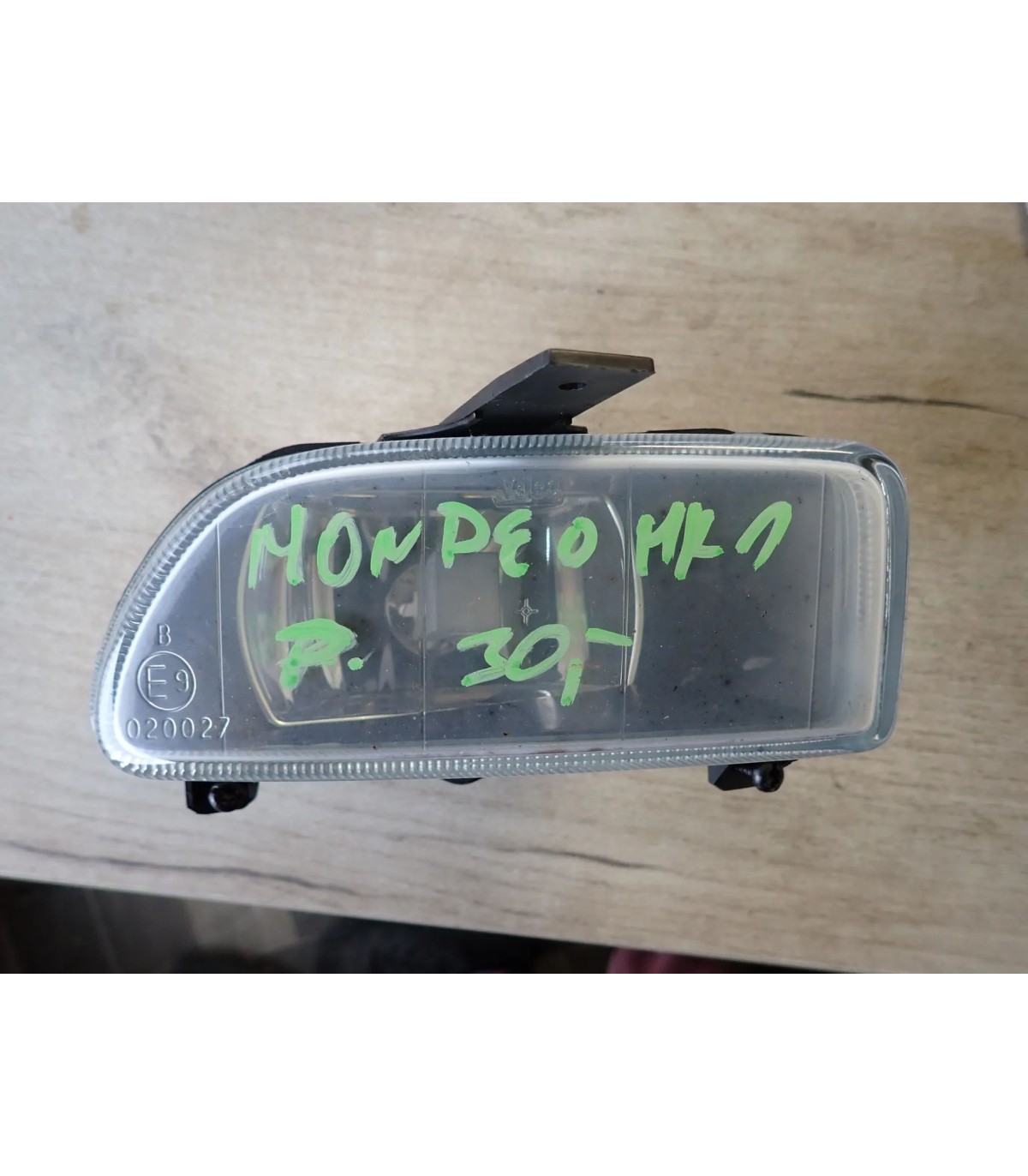 FORD MONDEO MK1 LAMPA HALOGEN PRAWY PRZÓD