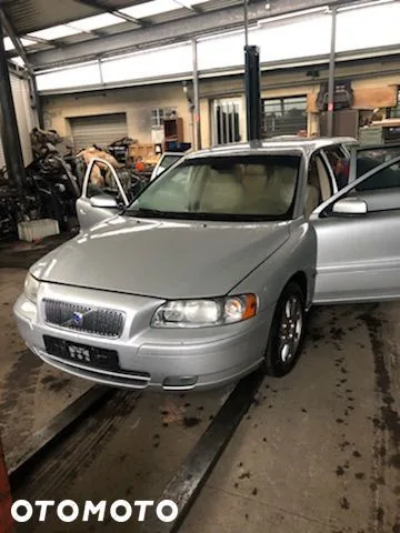 VOLVO V70 AUTOMAT 2.4 D5 WAHACZ LEWY PRAWY PRZÓD