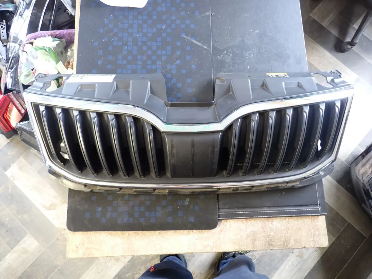 SKODA OCTAVIA III LIFT 5E0853653A GRILL ATRAPA PRZÓD PRZEDNIA